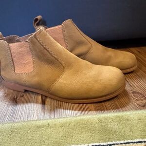Women's Kodiak Low-Rider Chelsea Boot in tan suede SZ 8